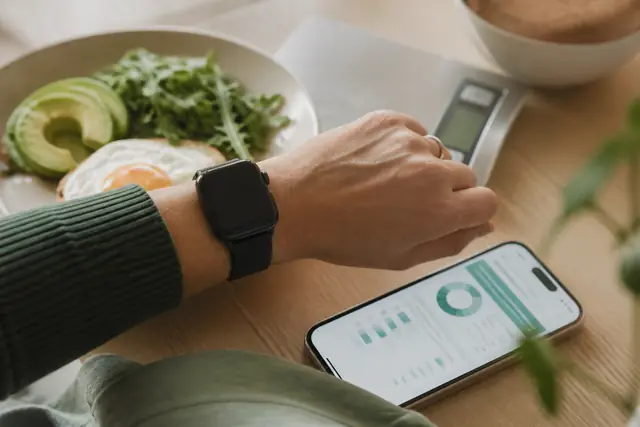 Smartwatch, breakfast and calorie tracking in everyday life