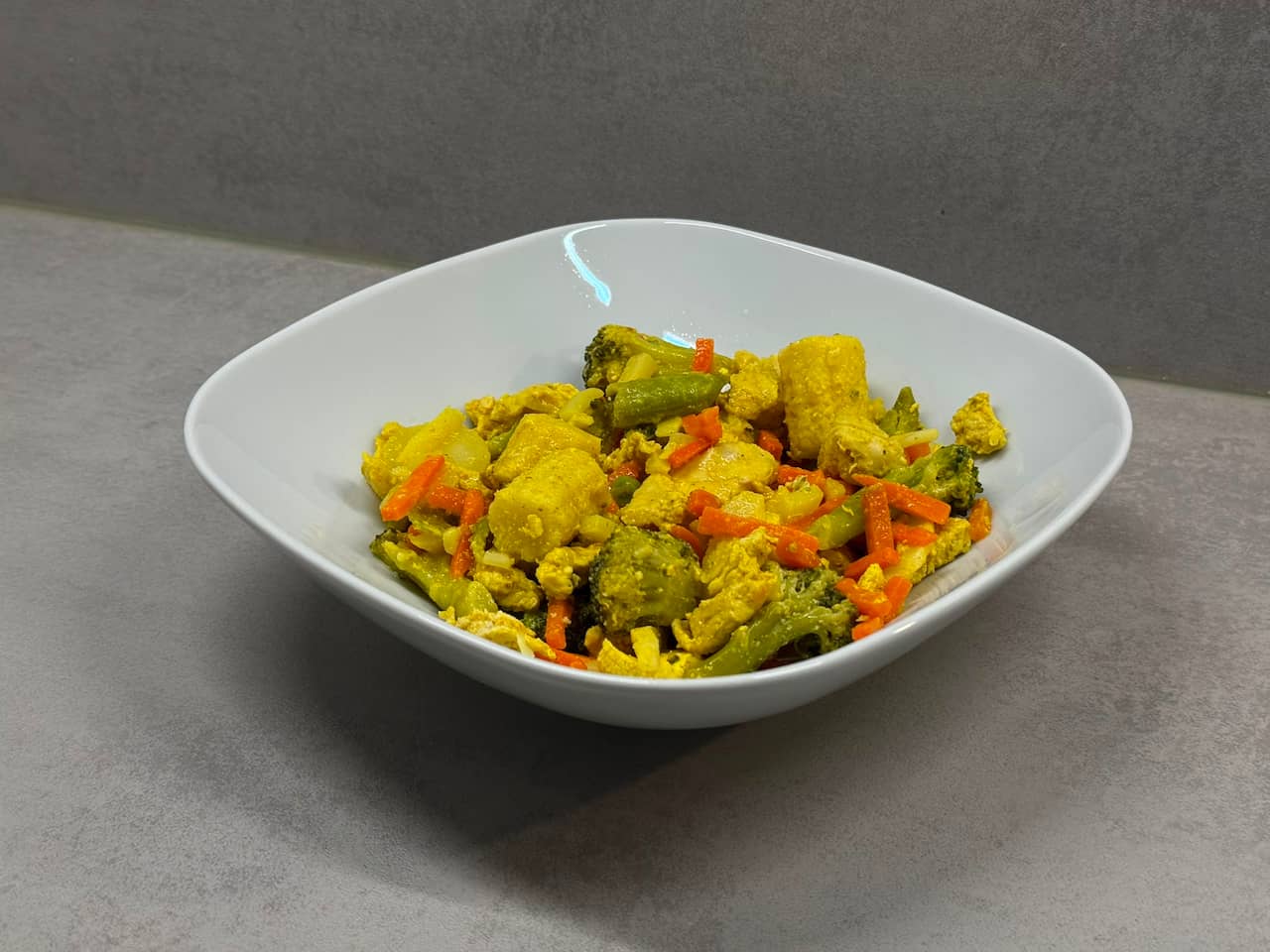 Wok Kana / Tofu — Värikäs Thai-henkinen wokki