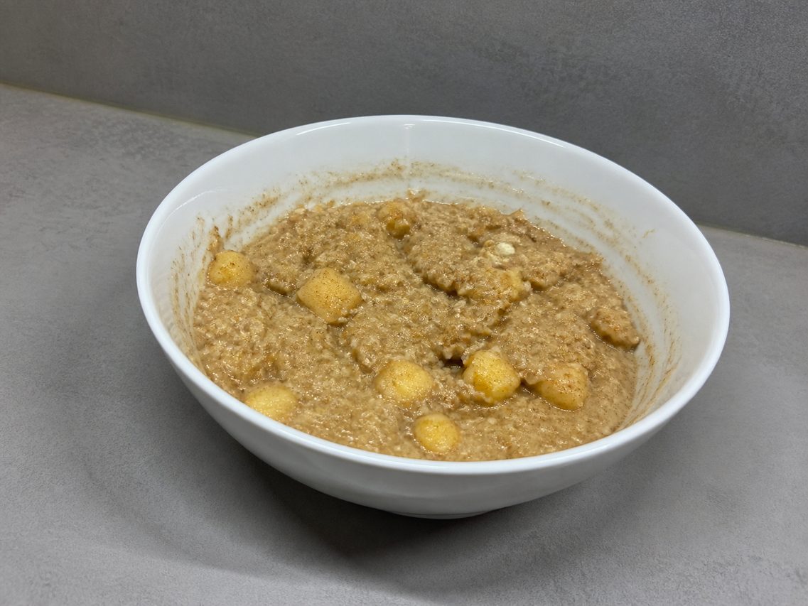 Lämmin omena-proteiinipuuro kanelilla ja pähkinöillä
