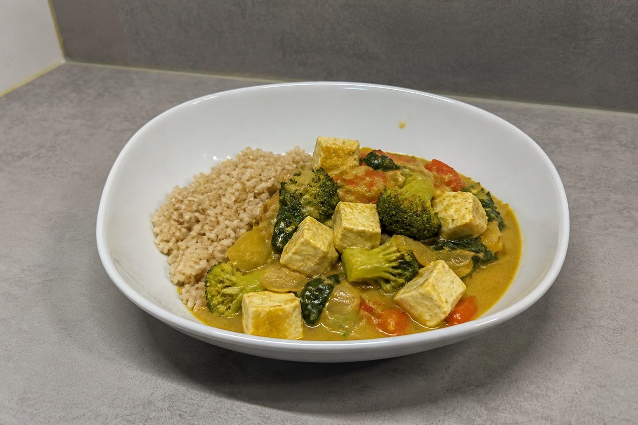 Kevyt tofu-kasviscurry ja riisi