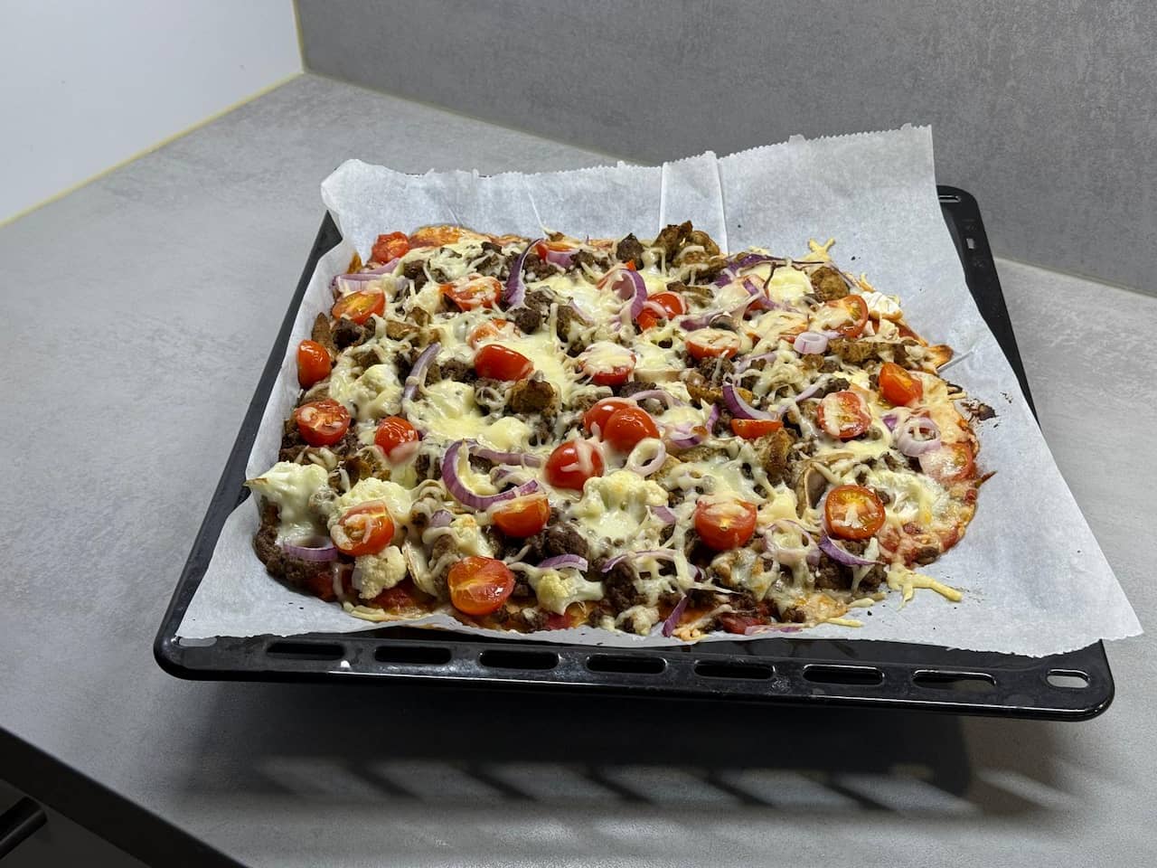 Low-calorie high-protein pizza, whole